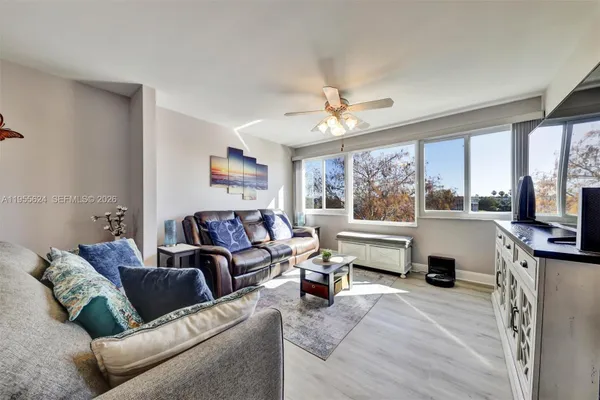 Property Slideshow image 3 of 24 | 7448 n devon dr 305, Tamarac, FL, 33321