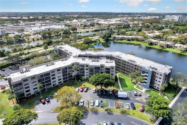 Property Slideshow image 2 of 30 | 900 colony point cir 505, Pembroke Pines, FL, 33026