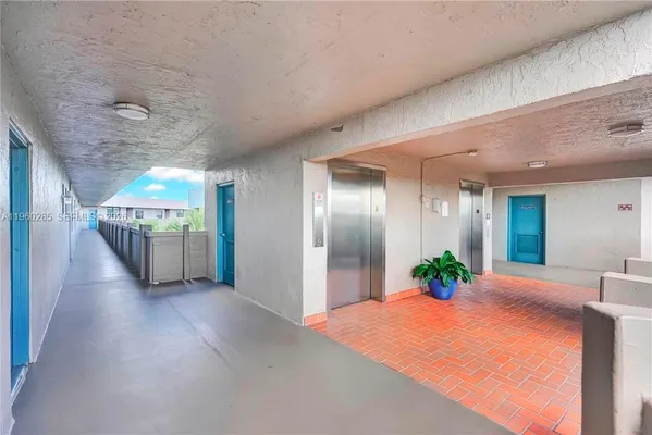 Property Slideshow image 3 of 30 | 900 colony point cir 505, Pembroke Pines, FL, 33026