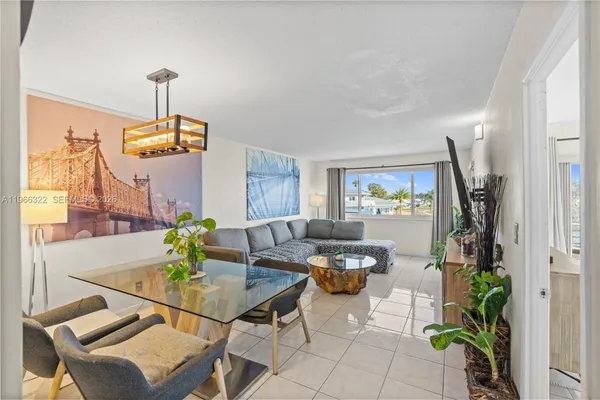 Property Slideshow image 2 of 35 | 2223 park ln 210, Hollywood, FL, 33021