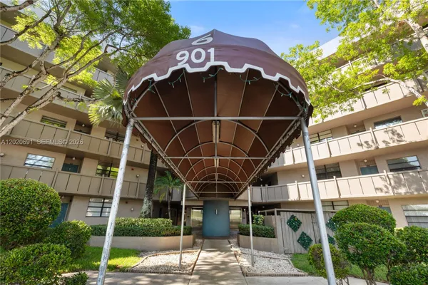 Property Slideshow image 2 of 31 | 901 colony point cir 521, Pembroke Pines, FL, 33026