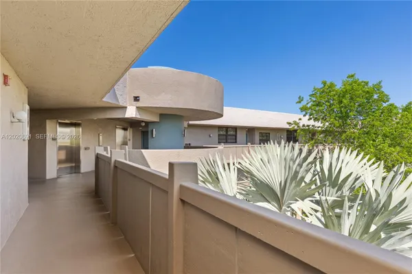 Property Slideshow image 3 of 31 | 901 colony point cir 521, Pembroke Pines, FL, 33026