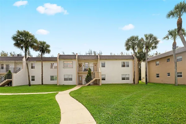 Property Slideshow image 2 of 38 | 110 lake meryl dr 216, West Palm Beach, FL, 33411