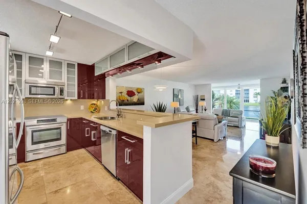 Property Slideshow image 2 of 37 | 1025 se 3rd ave 108, Dania Beach, FL, 33004