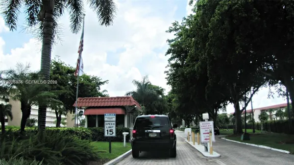 Property Slideshow image 2 of 40 | 8911 s hollybrook blvd 106, Pembroke Pines, FL, 33025