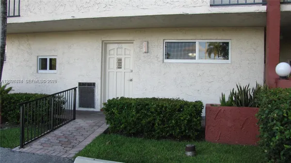 Property Slideshow image 3 of 40 | 8911 s hollybrook blvd 106, Pembroke Pines, FL, 33025