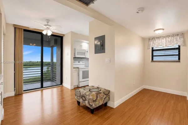 Property Slideshow image 3 of 48 | 901 colony point cir 501, Pembroke Pines, FL, 33026