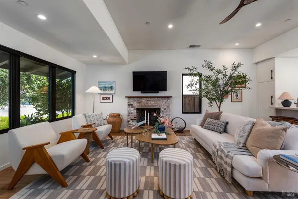 Property Slideshow image 3 of 36 | 1306 pinon dr, Healdsburg, CA, 95448