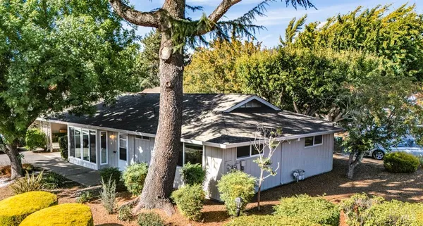 Property Slideshow image 2 of 29 | 4 valley green st, Santa Rosa, CA, 95409