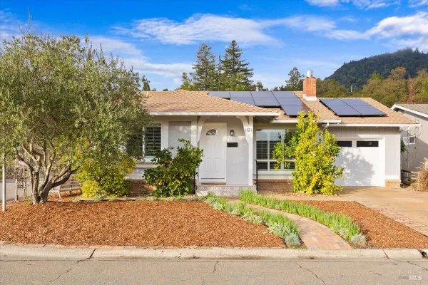 Property Slideshow image 2 of 25 | 1421 oak cir, Healdsburg, CA, 95448