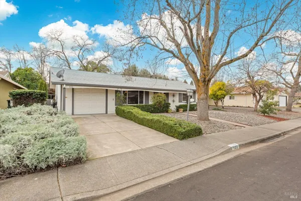 Property Slideshow image 3 of 33 | 122 rainier cir, Vacaville, CA, 95687