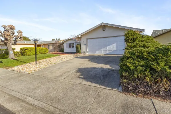 Property Slideshow image 3 of 29 | 115 isle royale cir, Vacaville, CA, 95687