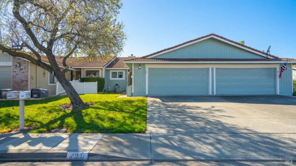 Property Slideshow image 2 of 34 | 104 bryce way, Vacaville, CA, 95687