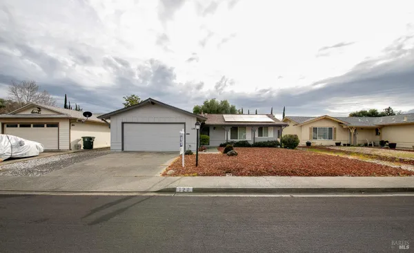 Property Slideshow image 2 of 38 | 128 lassen cir, Vacaville, CA, 95687