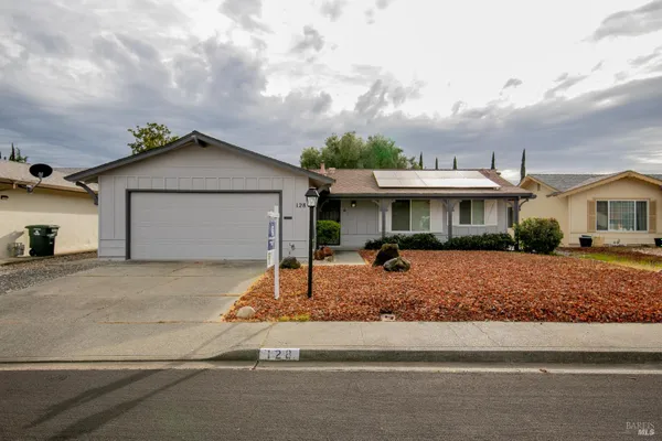 Property Slideshow image 3 of 38 | 128 lassen cir, Vacaville, CA, 95687