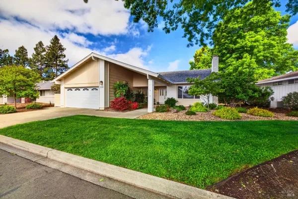 Property Slideshow image 2 of 32 | 329 oak leaf cir, Santa Rosa, CA, 95409