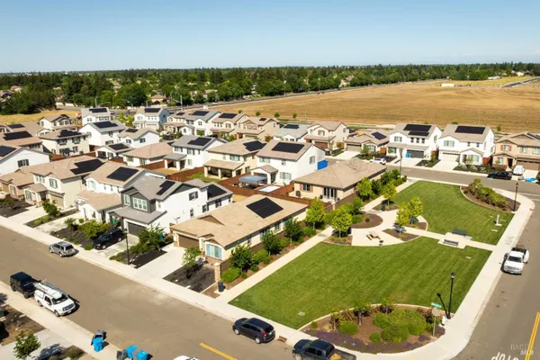 Property Slideshow image 2 of 60 | 185 morning glory ln, Dixon, CA, 95620