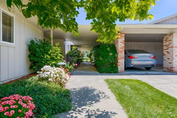 Property Slideshow image 2 of 37 | 312 oak leaf cir, Santa Rosa, CA, 95409