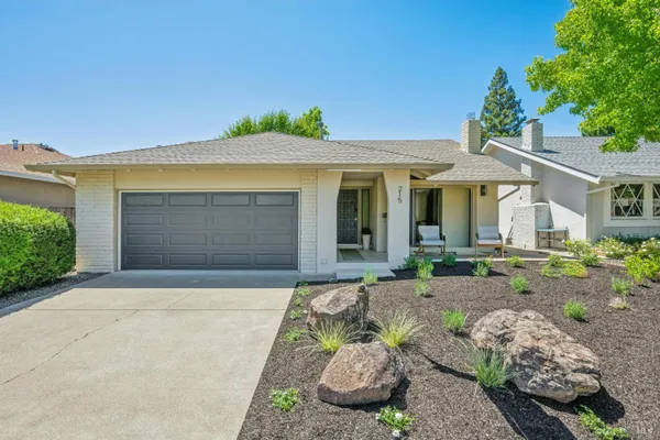 Property Slideshow image 2 of 42 | 215 hemlock dr, Healdsburg, CA, 95448