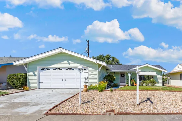 Property Slideshow image 2 of 28 | 109 olympic cir, Vacaville, CA, 95687