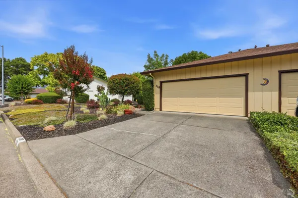 Property Slideshow image 2 of 32 | 318 twin lakes dr, Santa Rosa, CA, 95409
