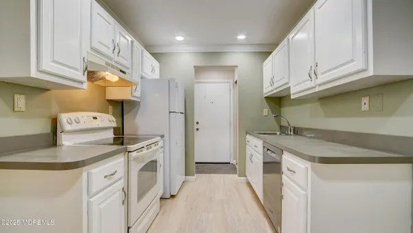 Property Slideshow image 3 of 26 | 30 meadow green cir unit e, Manalapan, NJ, 07726