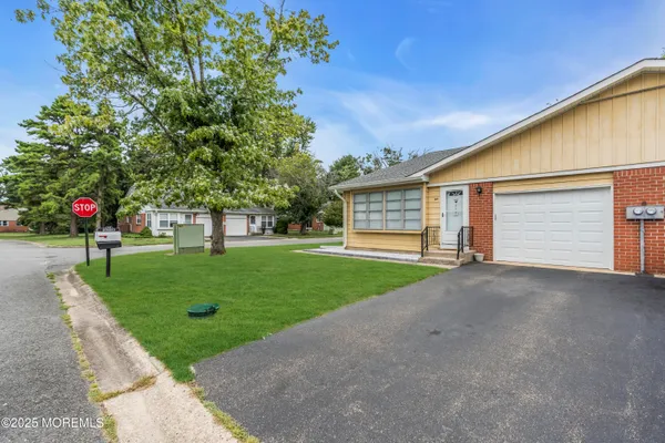 Property Slideshow image 3 of 39 | 14a yorktowne pkwy, Manchester, NJ, 08759