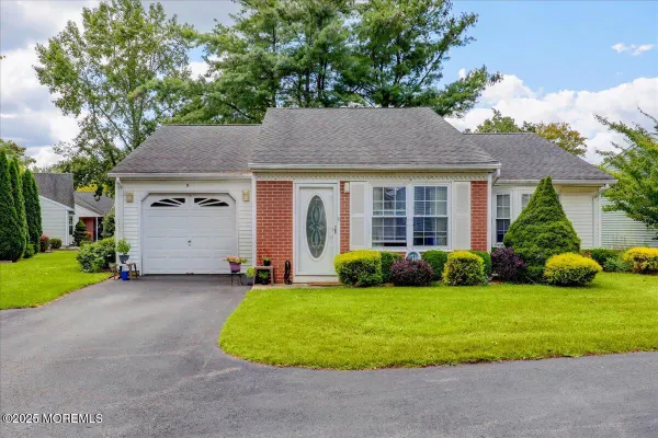 Property Slideshow image 2 of 31 | 5 jaffreyton close, Freehold, NJ, 07728