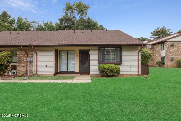 Property Slideshow image 2 of 21 | 70 overlook way e, Manalapan, NJ, 07726