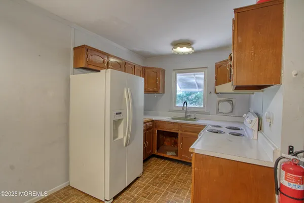 Property Slideshow image 2 of 10 | 6 hancock dr e, Whiting, NJ, 08759