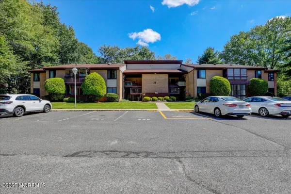 Property Slideshow image 2 of 28 | 29 meadow green cir a, Manalapan, NJ, 07726