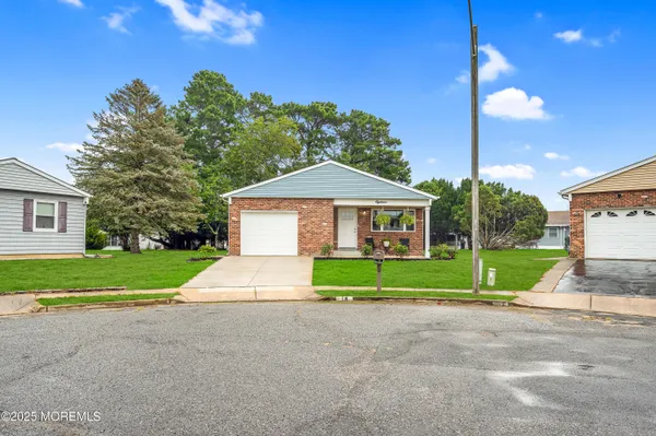 Property Slideshow image 3 of 29 | 18 morongo ct, Toms River, NJ, 08757