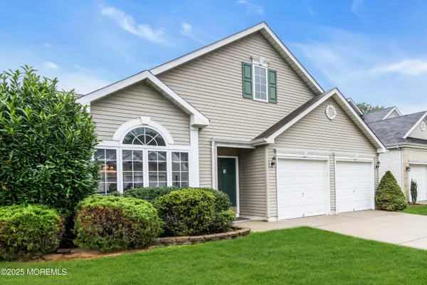 Property Slideshow image 3 of 32 | 2 seminole ct, Jackson, NJ, 08527