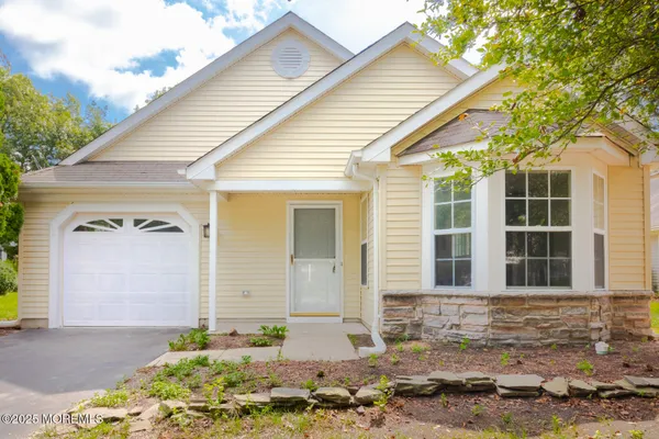 Property Slideshow image 2 of 36 | 3 winding river rd, Lakewood, NJ, 08701