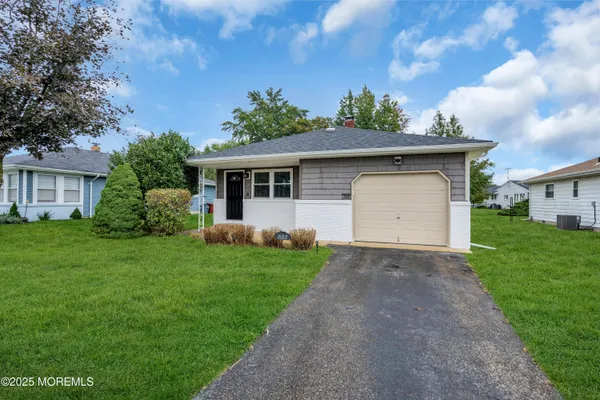 Property Slideshow image 3 of 34 | 332 curacao st, Toms River, NJ, 08757