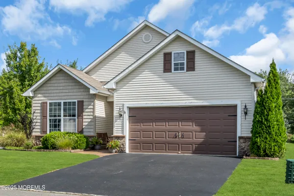 Property Slideshow image 3 of 36 | 107 eagle ridge cir, Lakewood, NJ, 08701