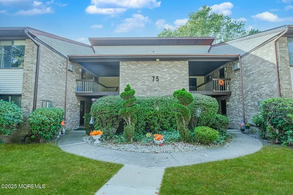 Property Slideshow image 2 of 24 | 75 overlook way k, Manalapan, NJ, 07726