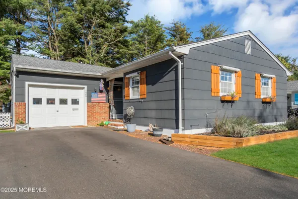 Property Slideshow image 2 of 20 | 1086 edgebrook dr, Toms River, NJ, 08757