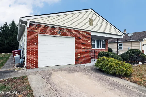 Property Slideshow image 3 of 35 | 38 woodstock dr, Toms River, NJ, 08757