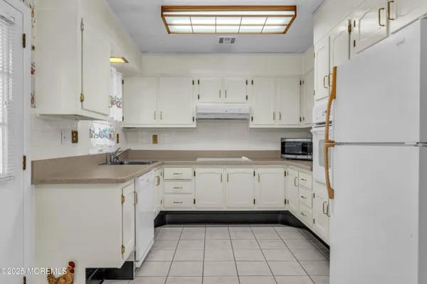 Property Slideshow image 3 of 27 | 450d cheshire ct d, Lakewood, NJ, 08701