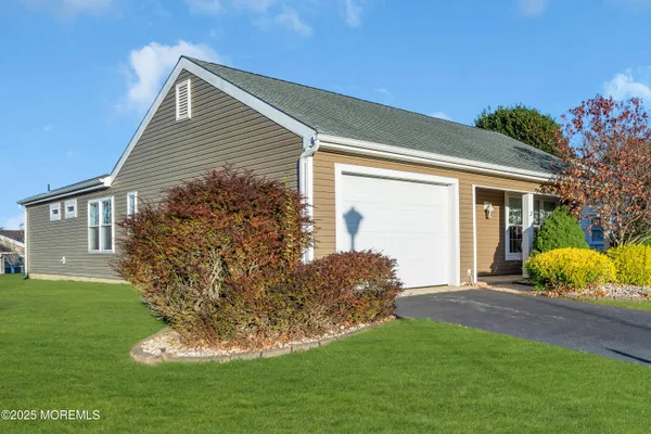 Property Slideshow image 3 of 51 | 2 weybridge pl, Manchester, NJ, 08759