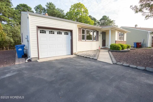 Property Slideshow image 3 of 29 | 23 burlington ct, Toms River, NJ, 08757