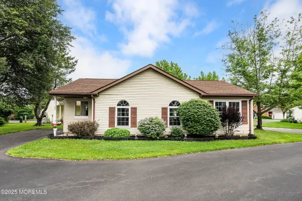 Property Slideshow image 2 of 28 | 23 datchet close # 1000, Freehold, NJ, 07728