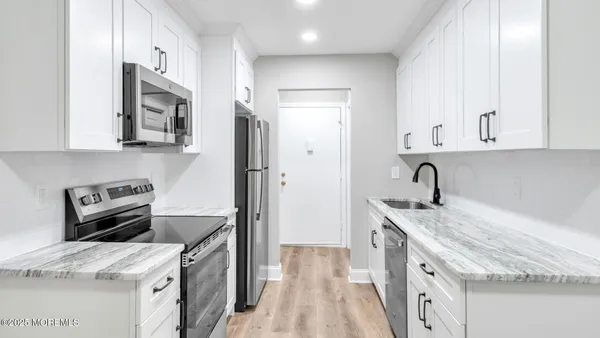 Property Slideshow image 3 of 26 | 204 covered bridge blvd k, Manalapan, NJ, 07726