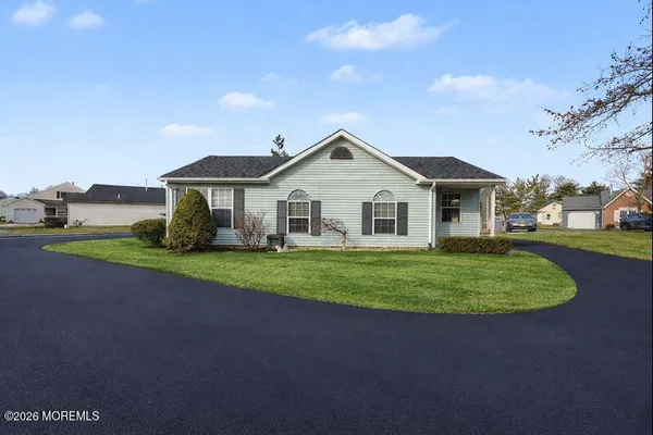 Property Slideshow image 2 of 44 | 32 carnaby close, Freehold, NJ, 07728