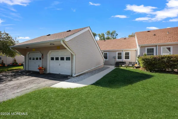 Property Slideshow image 2 of 29 | 153 cours de pasteur e, Freehold, NJ, 07728