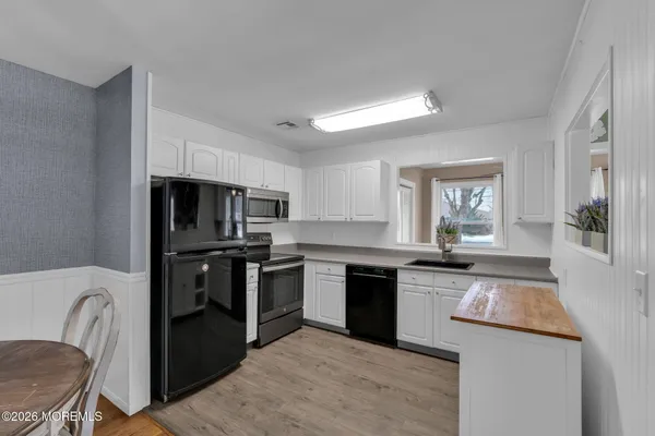 Property Slideshow image 2 of 27 | 20 catskill ct, Toms River, NJ, 08753