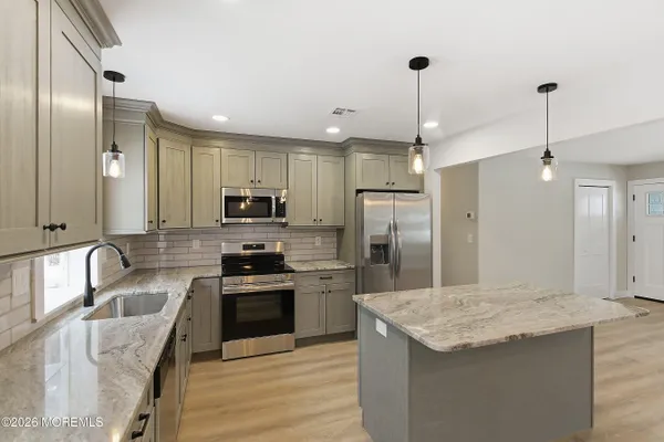 Property Slideshow image 3 of 23 | 10 woodbury ct, Toms River, NJ, 08757