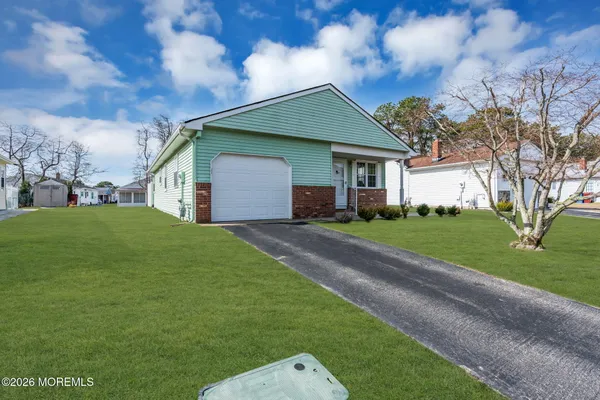 Property Slideshow image 3 of 34 | 8 redlands ct, Toms River, NJ, 08757