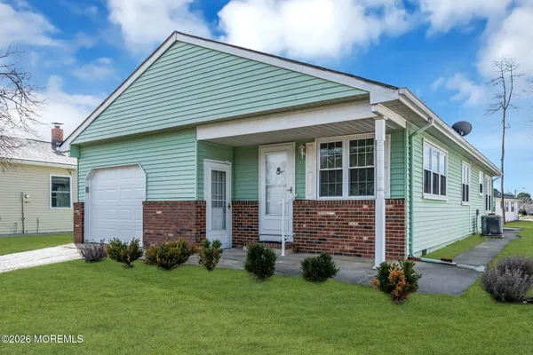 Property Slideshow image 2 of 34 | 8 redlands ct, Toms River, NJ, 08757